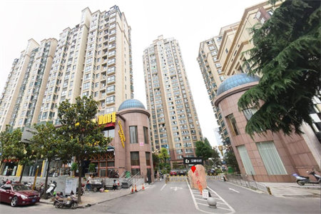 银山小区紧邻二实小佛山中学三室朝阳简单装修带车库